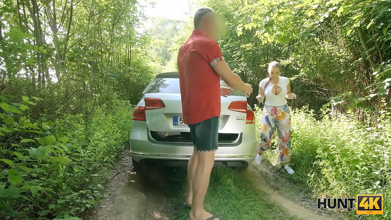 HUNT4K. Bruiser versteckt seine Wut, w&auml;hrend der reiche J&auml;ger seine vollbusige Freundin fickt