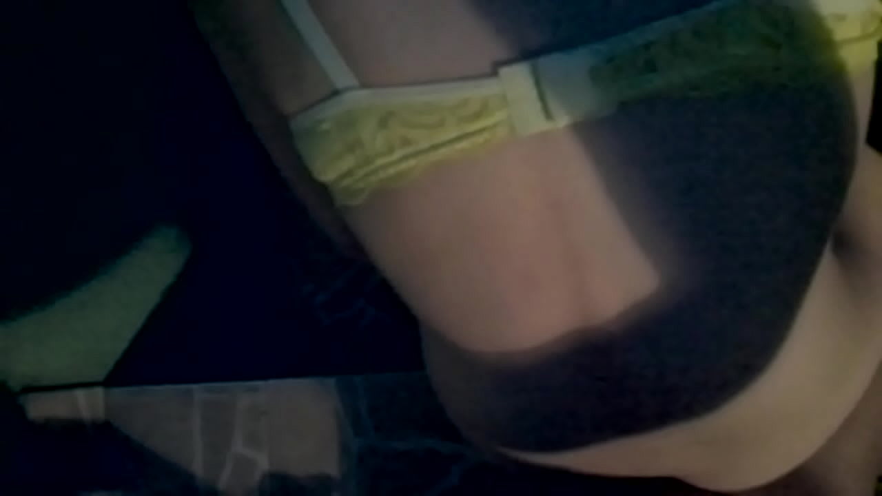 Puta novinha sentando na rola do neg&atilde;o