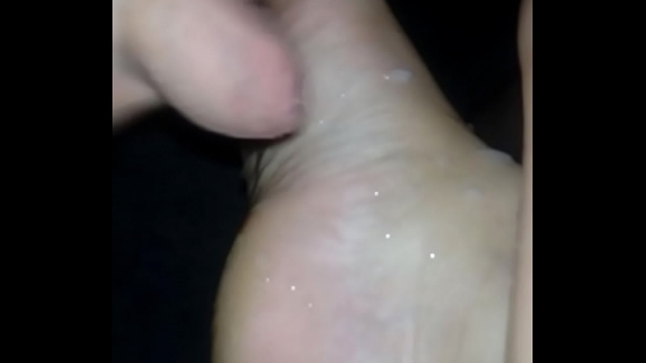 Gozando nos p&eacute;s da esposa do colega