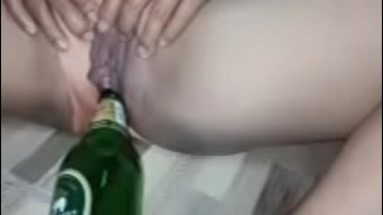 สาวสวยแหย่หีเล่นจนน้ำแตกเต็มแตด