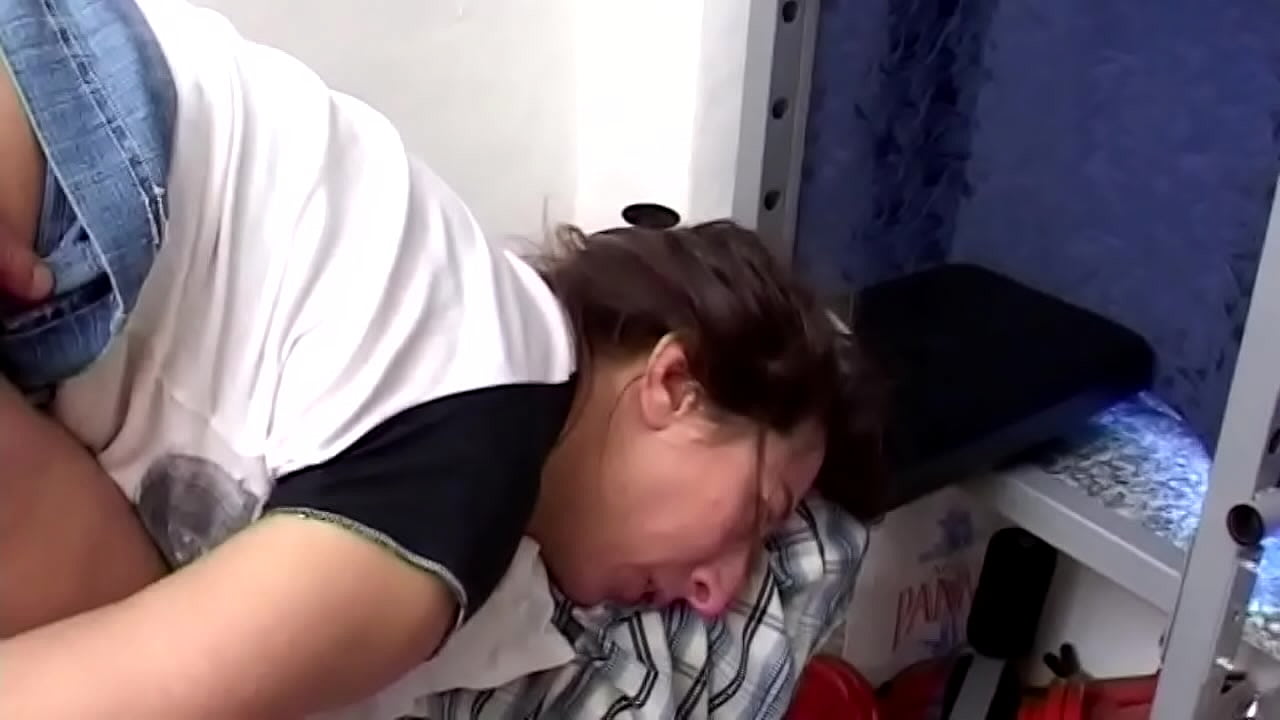 Il marito l'ha ignorata e suo figlio l'ha confortata scopandola sparandole per la prima volta