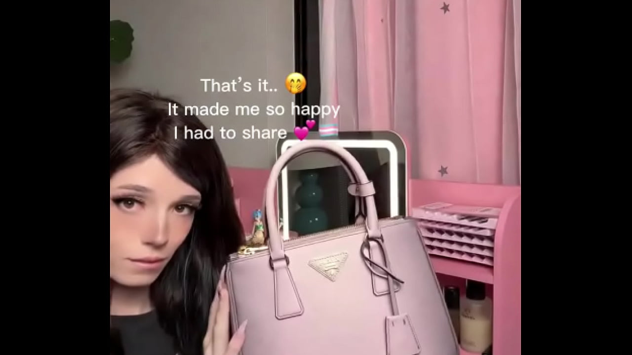 I eaasily can stare at her all day and be content.. ?#fashion #PRADA