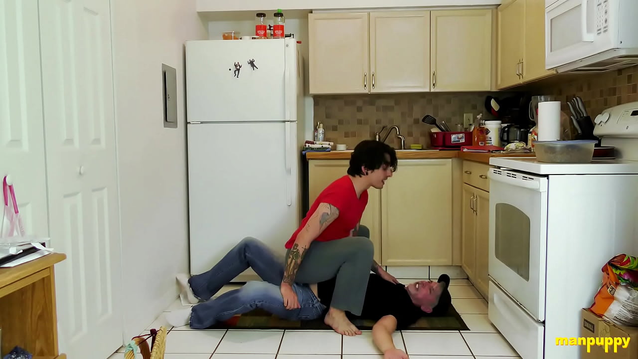 Conman Gets Pinned With A Bare Ass