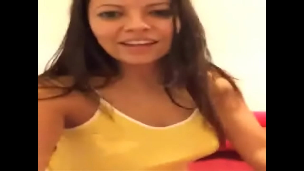 Morena gostosa tirando a roupa