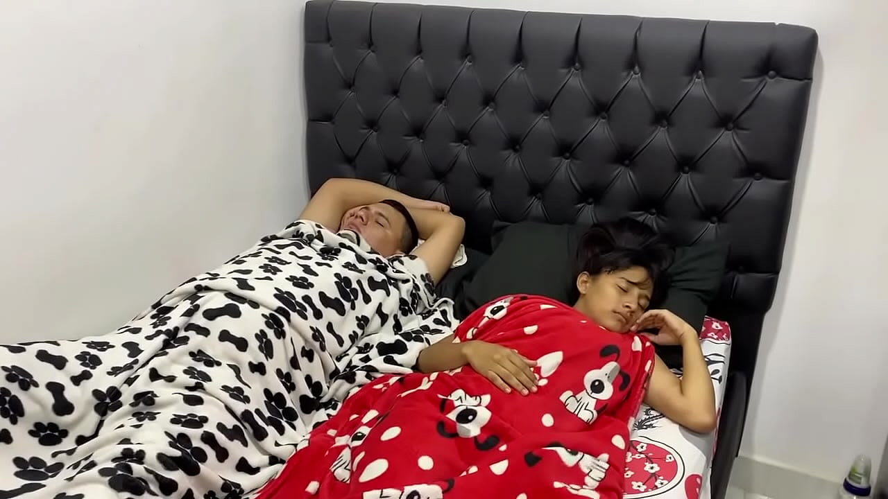 Mi hermanastra se disfrazo de cari&ntilde;osa y termina cogiendime como una cari&ntilde;osa