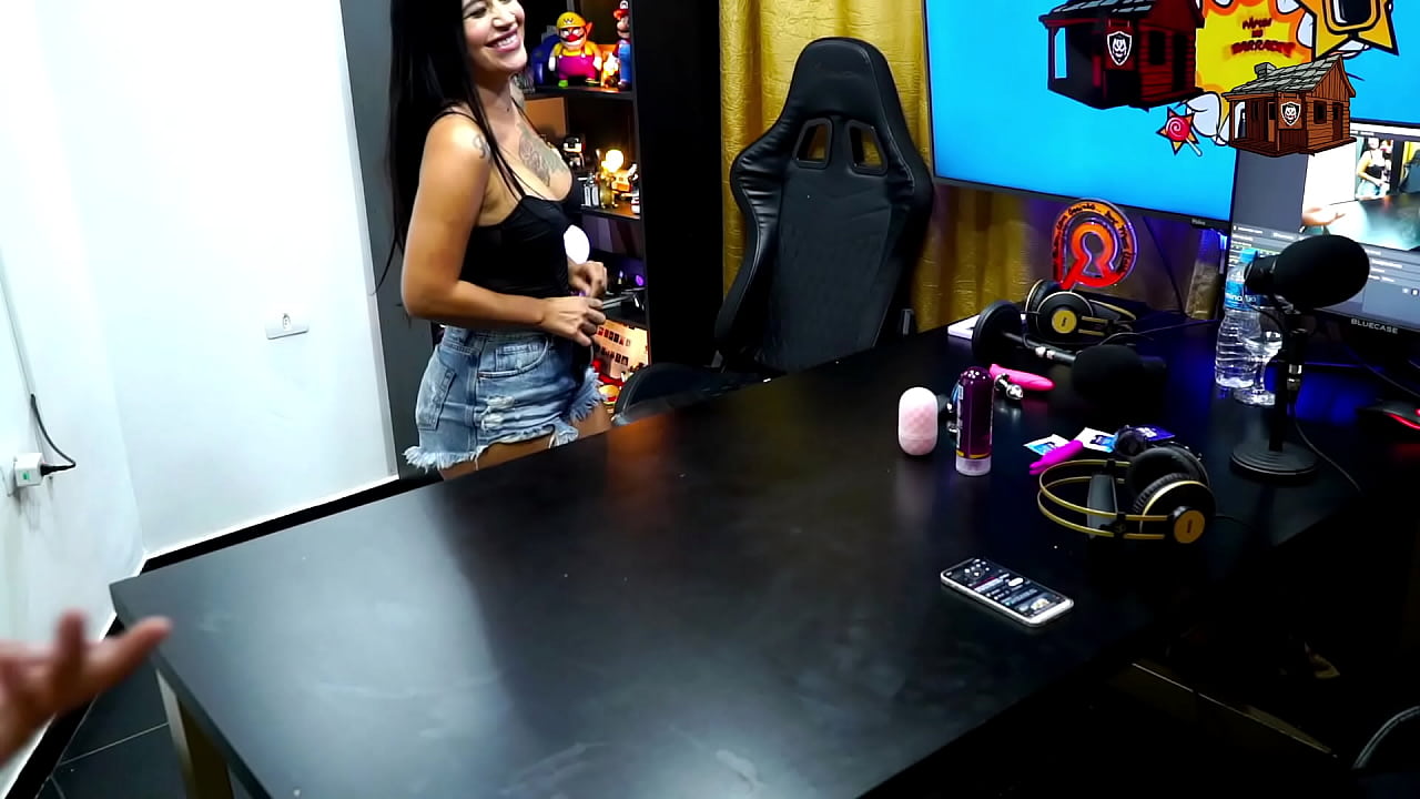 Ninfeta da Privacy coloca os peitos pra fora e fica de quatro na mesa do Podcast, o Ruan ficou louco! - Luuh Barbosa - Podcast P&aacute;pum no Barraco! Completo no Sheer - RED