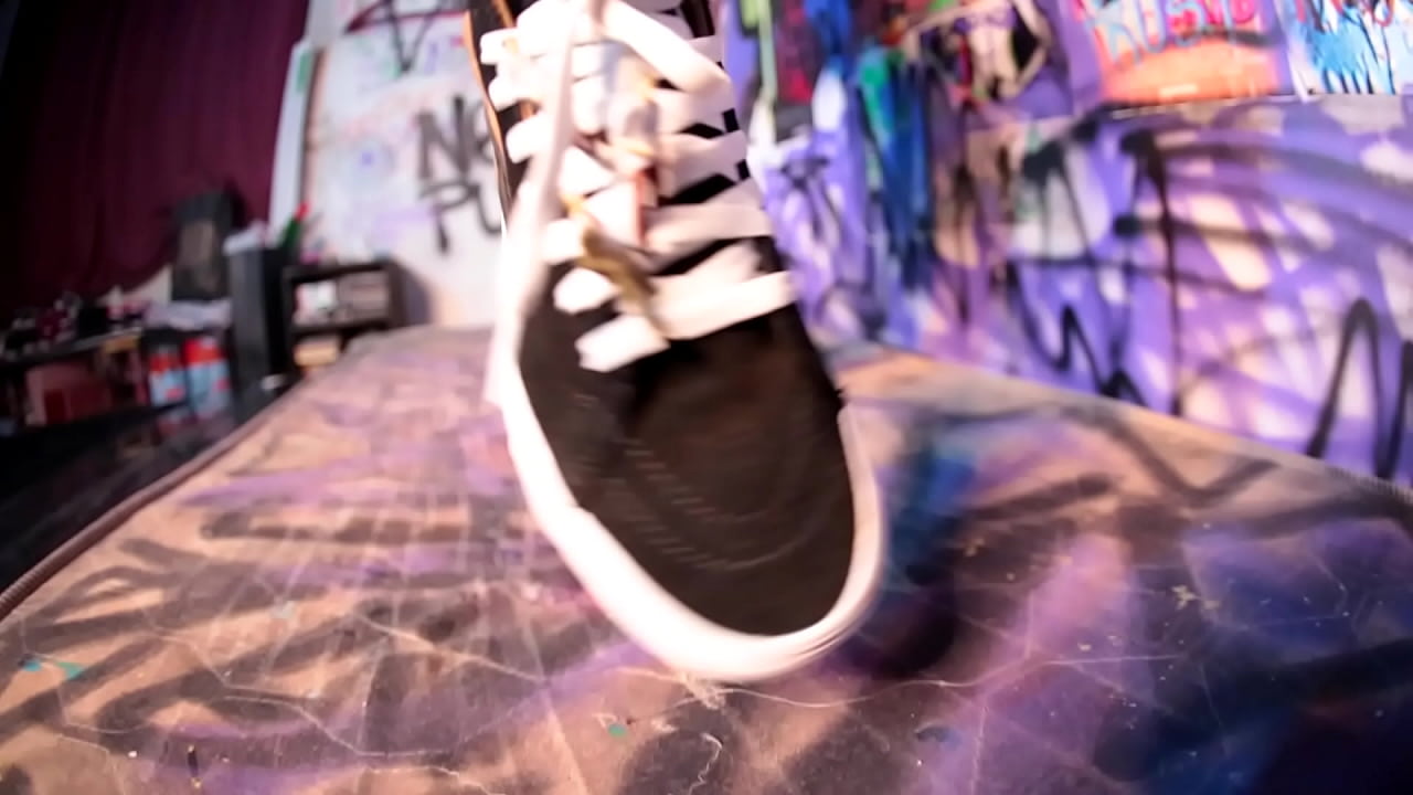 Giganta dominando escravo de p&eacute;s - Giantess Dominates Foot Slave