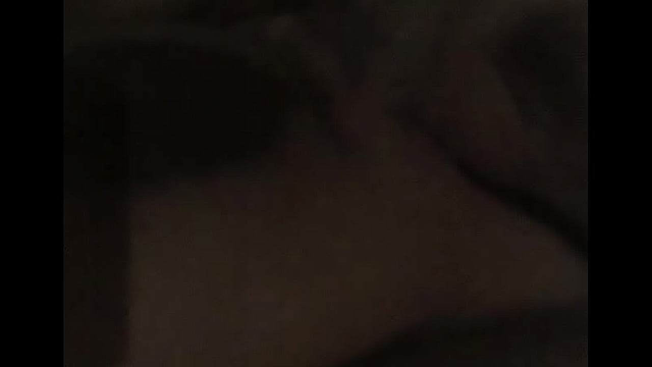 Vecina toc&aacute;ndose sus pechos