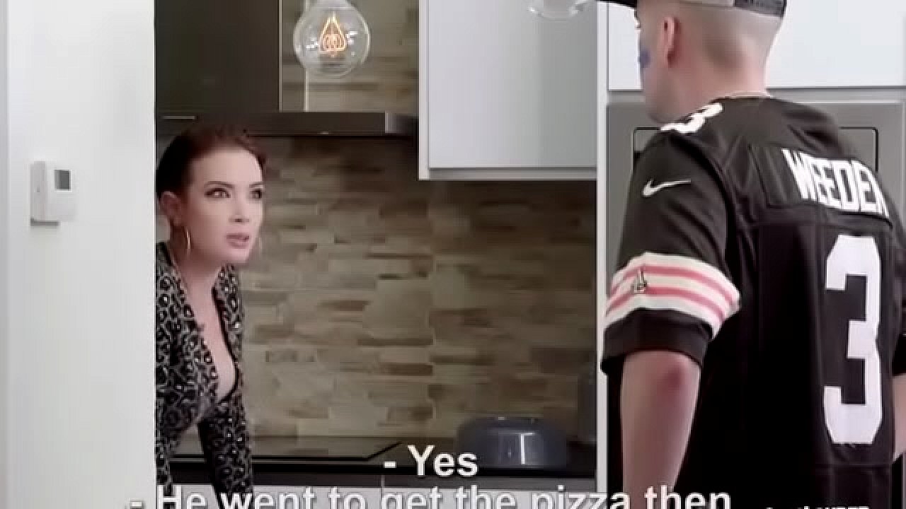 La Mam&aacute; chichona de mi amigo me folla