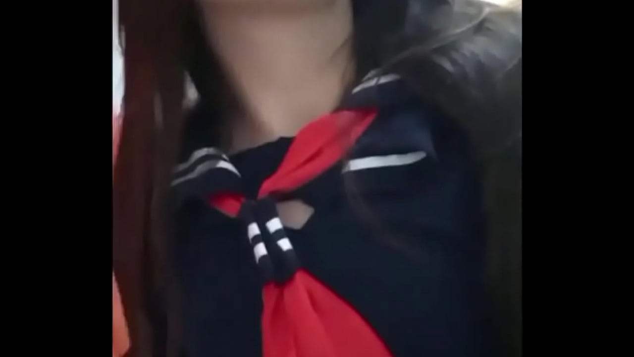 Peque&ntilde;a graba video de su culo