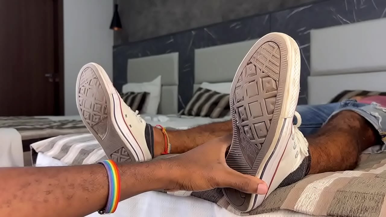 Primeira vez que algu&eacute;m lambe os p&eacute;s desse gringo