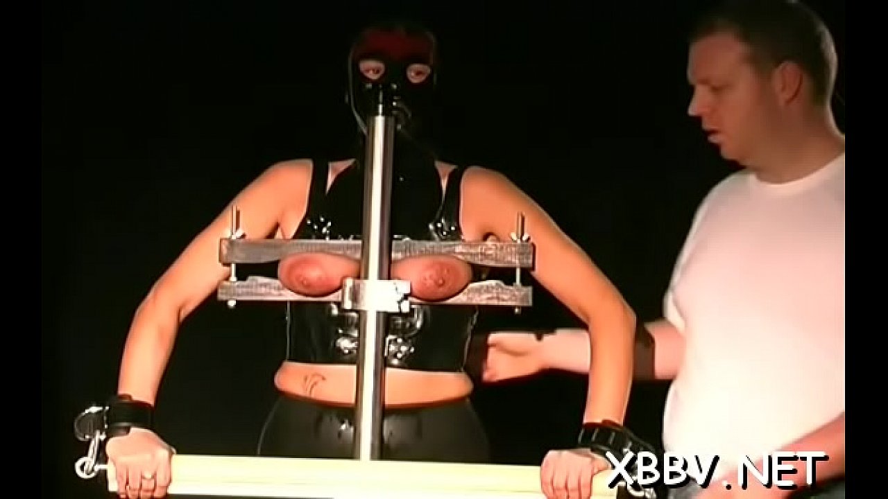 Insatiable maiden masturbates herself with a sextoy