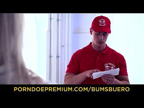 BUMS BUERO - Lucky pizza guy fucks blonde secretary