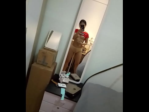 Chica desnuda en el espejo china