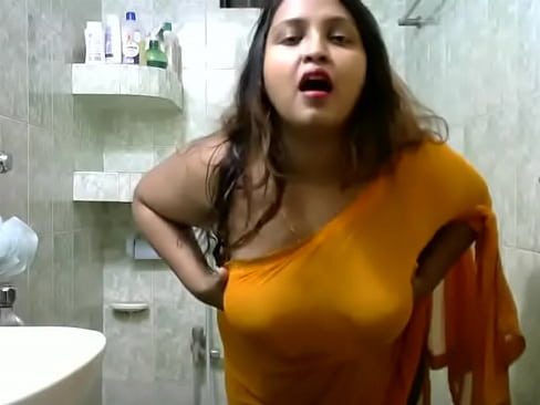 New Secretary exposing through Saree