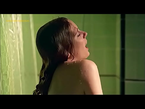 La actriz española Diana Gomez duchándose desnuda en una escena de esta serie