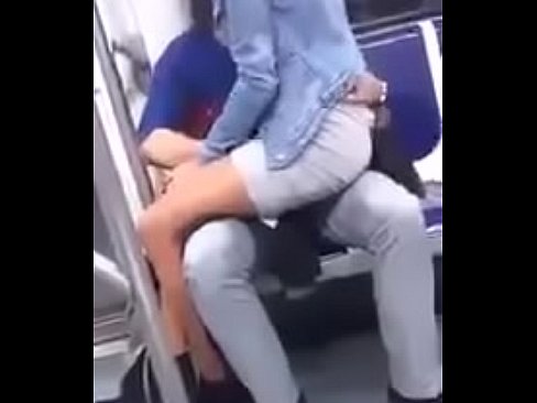 Novios follan en el metro