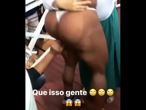 Gracyanne Barbosa tomando dedada no CU em publico