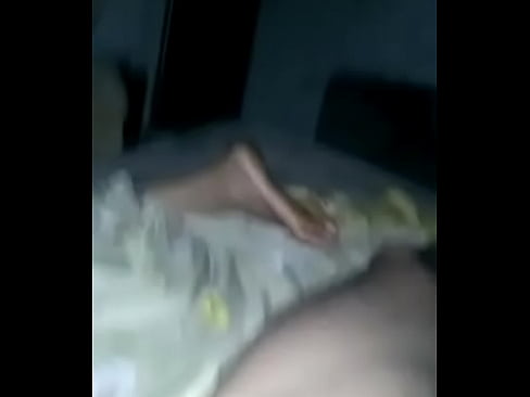 Essa casada pula gostoso num pau enorme