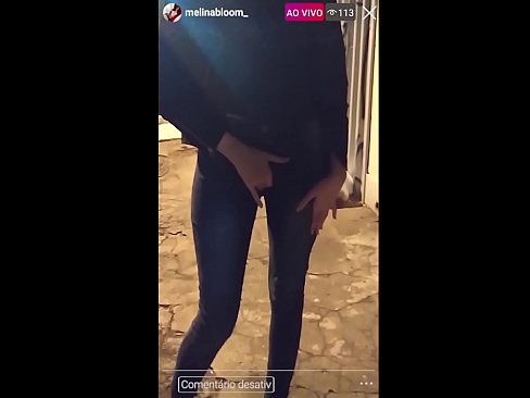 NA LIVE, GAROTA SE MASTURBA E MOSTRA SEUS PEITOS