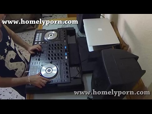Bredvid mixern DJing med pussy flow för fler videor på pamelasanchez.eu