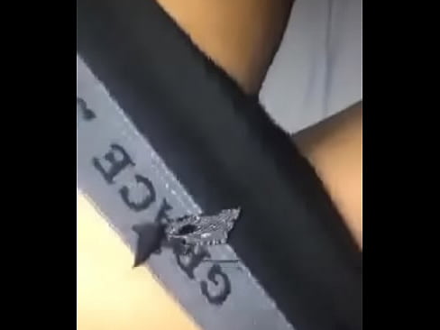joven se dedea en carmara para el novio