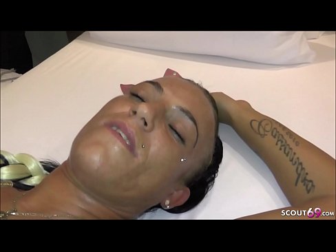 TEENY LAESST SICH FUER TASCHENGELD IM HOTEL OHNE GUMMI FICKEN UND DABEI FILMEN