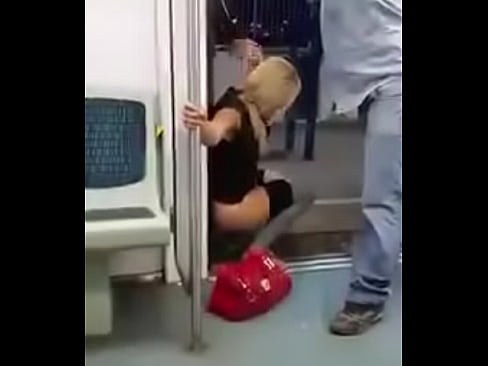 Mulher não aguenta e mija no vagão do trem