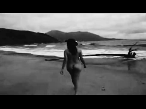 Mulher  peladinha posando na praia para o corno filmar