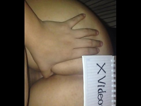 La muy puta se excita por subir video