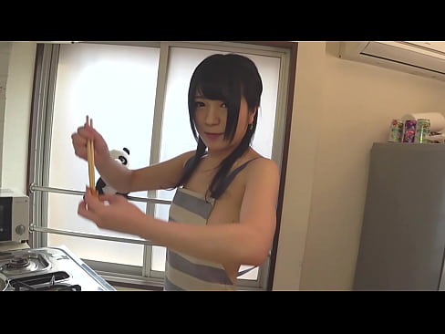 裸エプロンでAV女優が普通に料理してる動画
