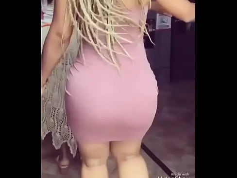 NALGONA Y PIERNUDA EN VESTIDO ROSA