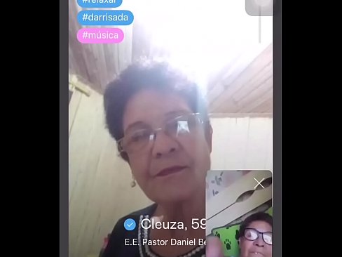 Velha com tesão mostrando o peito
