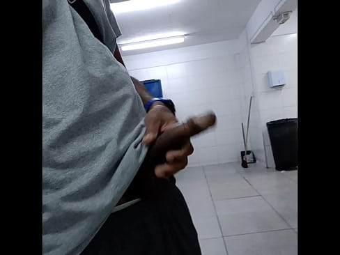 BATENDO NO BANHEIRÃO.
