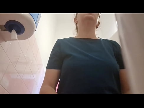 Raccolta di eccitanti video di pisciate in bagni pubblici pieni di persone