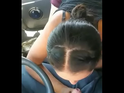 Sexo oral en el carro