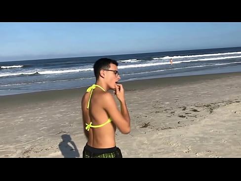 Loira e morena de biquíni na praia safadas