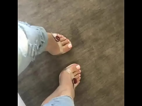 I wanna cum on her feet so bad!!