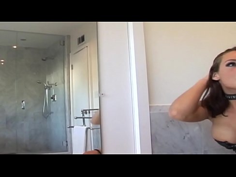 Con l'amica nel bagno a fare sesso