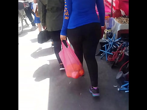 Putita culona caminando en tianguis