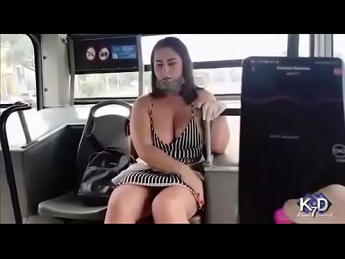 Modelo se masturba en el bus