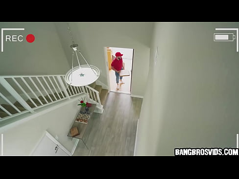 She fuckes the pizza delivery man
