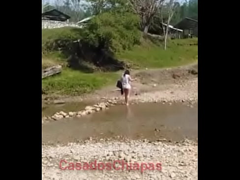 Caminando casi desnuda en un rio