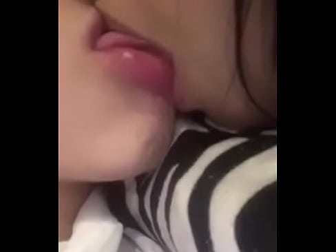 Um beijo bem safado e gostoso entre duas pessoas