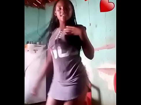 Mulher grava vídeo dançando, mostrando a bunda!