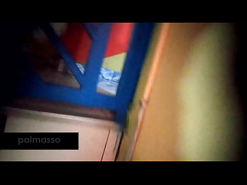 Madurita se folla a un joven en su casa y lo graba todo con una cámara oculta