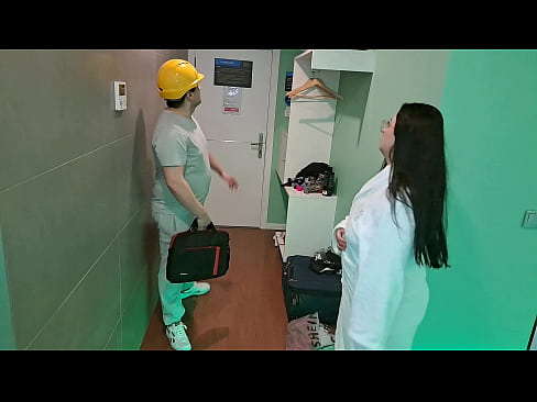 MILF latina hace que el manitas del hotel gordito la engrase y le corra a chorros  MILF latina hace que el manitas del hotel gordito la engrase y le corra a chorros