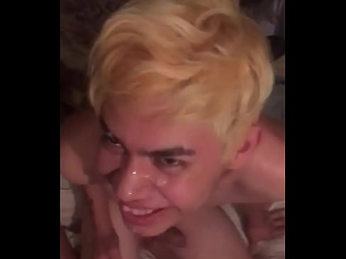 Chico gay mamando verga a pareja gay