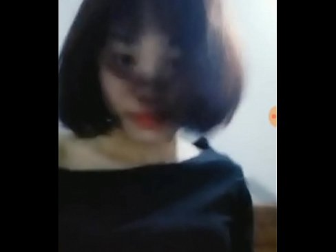 Em Trinh show hàng