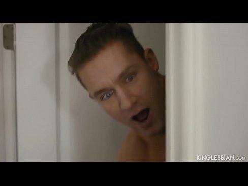Lesbienne adore faire de l'anal avec un gros gode noir | Adriana Chechik